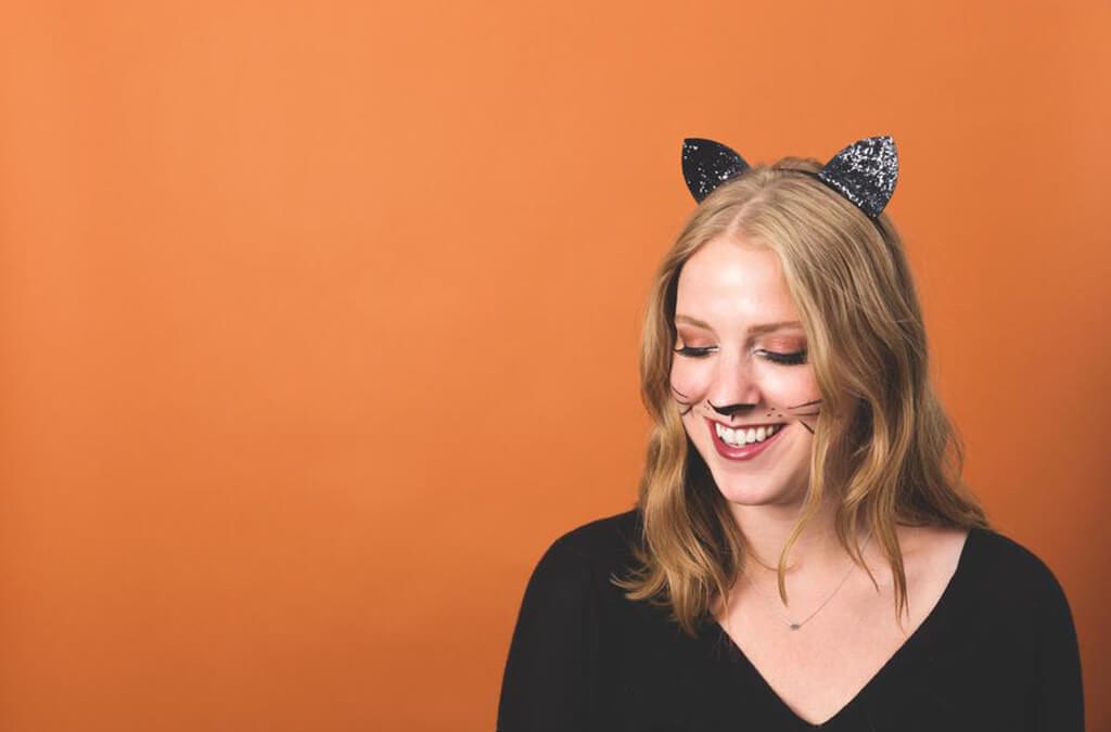 Als Katze verkleidetes Mädchen mit Schnurrhaaren und Katzenohren